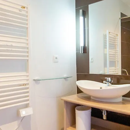 Confortable Avec Piscine, Sauna, Parking Et Animaux Admis à - Fr-1-165b-40 *